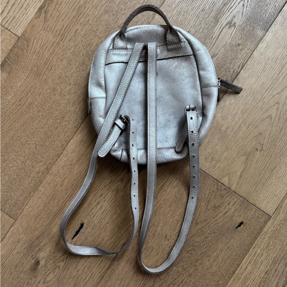 Roots Canada Chelsea Champagne Beige Leather Mini Backpack - EUC - Picture 2 of 6